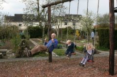 Balançoire avec Papi Octave, avr. 2012 Balançoire avec Papi Octave