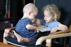 Louise lit une histoire, juin 2012 Louise lit une histoire